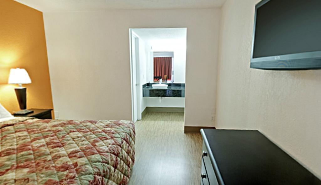 Econo Lodge Metropolis Camera foto
